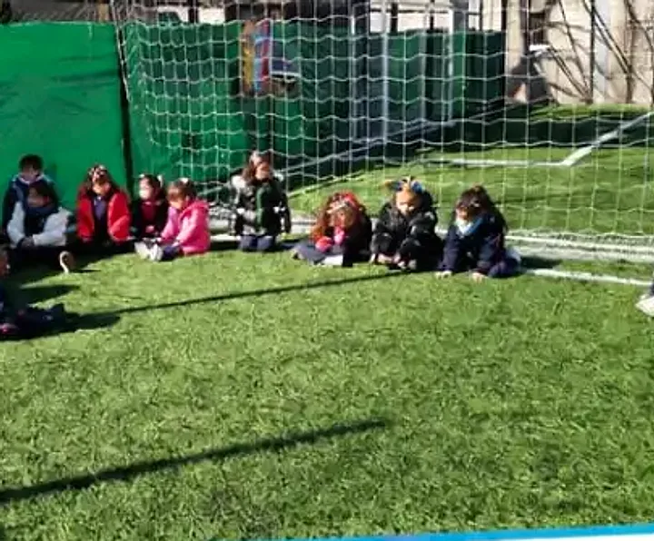 Los chicos sentados en la cancha, en la semana de las infancias