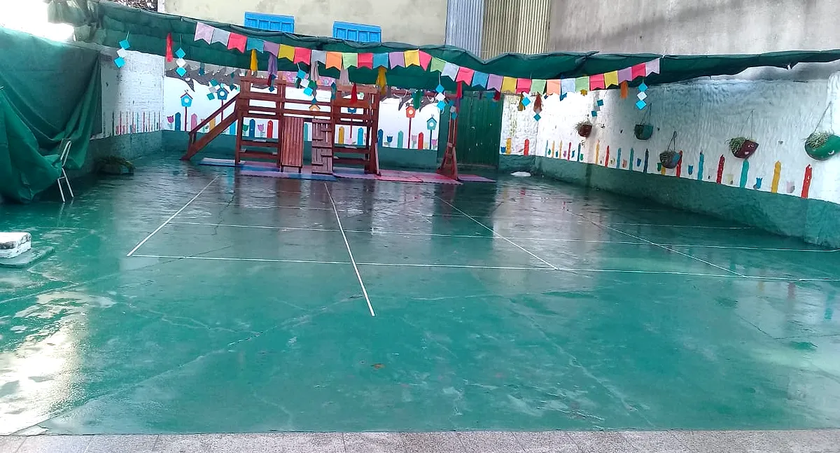 El patio cubierto, con banderines de colores